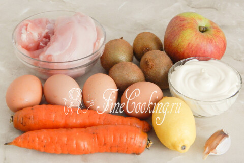 Продукты для салата Малахитовый браслет: куриная грудка, яйца, киви, яблоко, морковь, лимонный сок, майонез и чеснок.