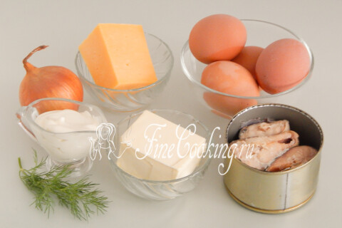 Продукты для салата Мимоза: рыбные консервы, яйца, сыр, лук, сливочное масло, майонез и укроп.