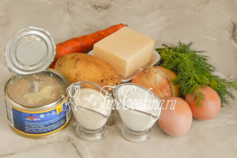 Продукты для салата Мимоза с сыром: рыбные консервы, картофель, морковь, лук, яйца и сыр