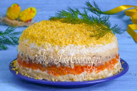 Салат Мимоза с сыром, украшенный жёлтым желтком и веточками укропа