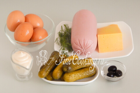 Продукты для салата Мышка: колбаса, яйца, огурцы, сыр и майонез
