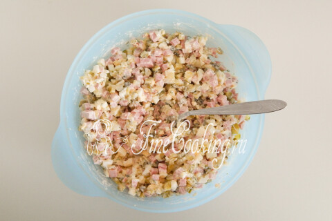 Колбаса с яйцами и огурцами, перемешанные в миске