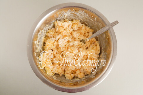 Салат с курицей и ананасами, перемешанный в миске перед формовкой