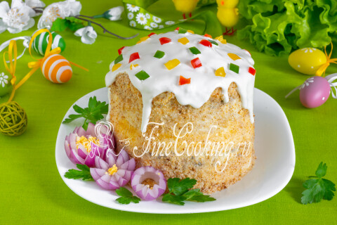 Салат Пасхальный кулич с разноцветным перцем, готовый к подаче
