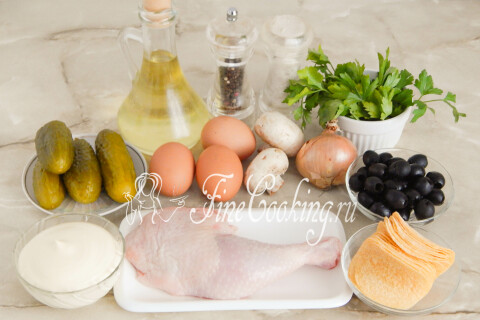 Продукты для салата Подсолнух: куриный окорочок, шампиньоны, огурцы, яйца, лук, майонез, чипсы