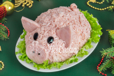 Готовый салат Поросенок на овальном блюде с ушками, пятачком и хвостиком.