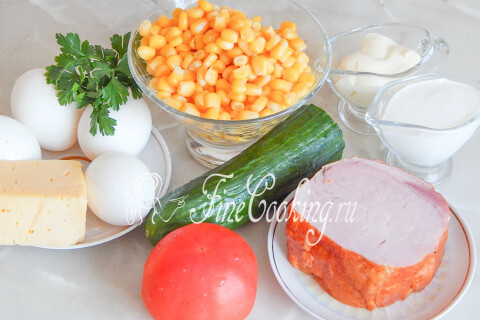 Продукты для салата Радуга: ветчина, яйца, огурец, помидор, сыр и кукуруза