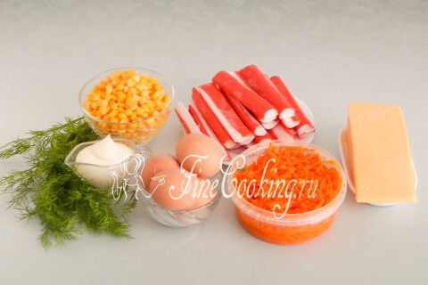 Продукты для салата Рождественский венок: крабовые палочки, яйца, морковь по-корейски, кукуруза, сыр, майонез и укроп.