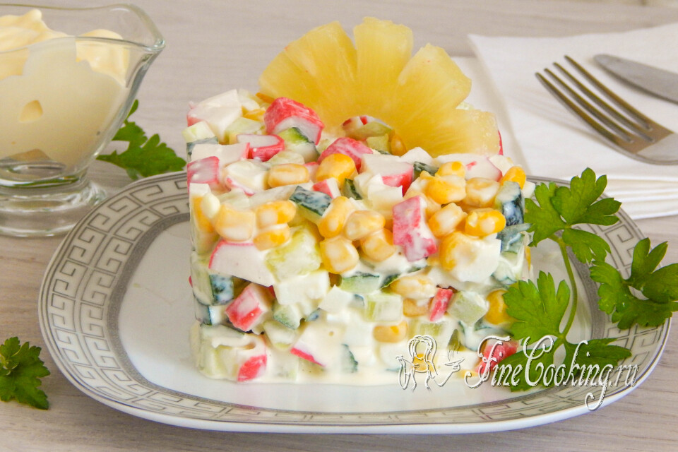 Салат с ананасами и крабовыми палочками — готовое блюдо