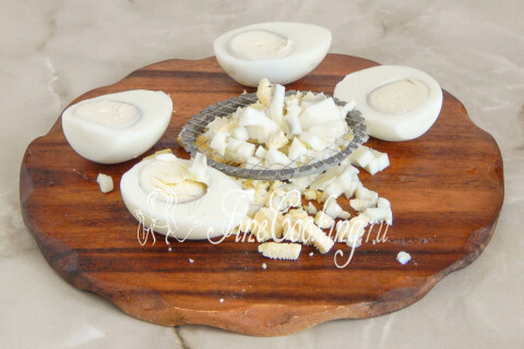 Очищенные варёные яйца, нарезанные мелкими кусочками