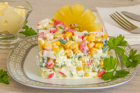 Салат с ананасами и крабовыми палочками, украшенный в тарелке