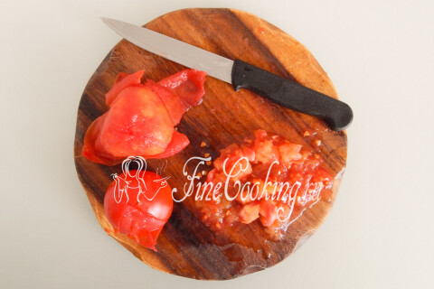 Очищенные от кожицы помидоры, нарезанные произвольными кусочками