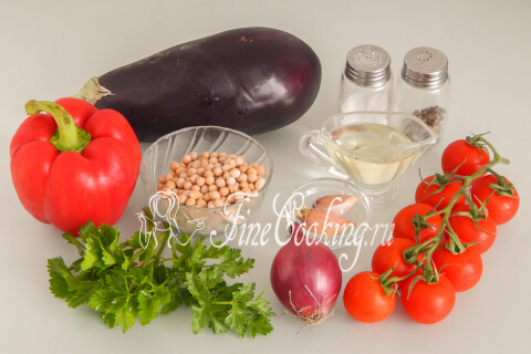 Продукты для салата с баклажаном и нутом: сладкий перец, помидоры черри, нут, лук, чеснок, петрушка, масло, соль и перец.