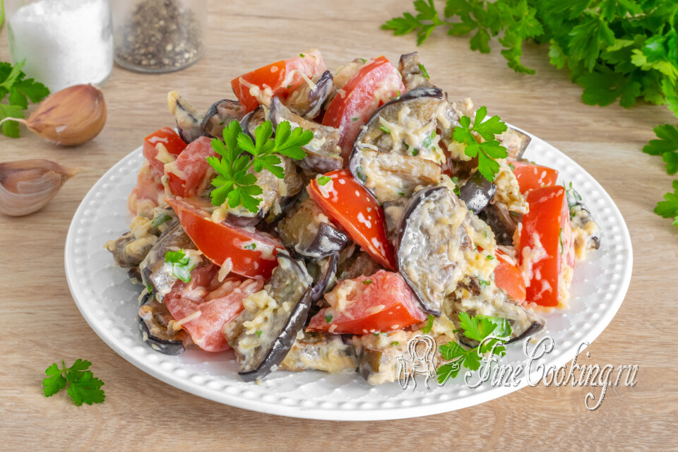 Салат с баклажанами, помидорами и сыром — готовое блюдо