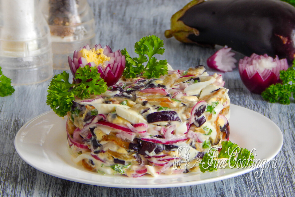 Салат с баклажанами, яйцом и маринованным луком — готовое блюдо