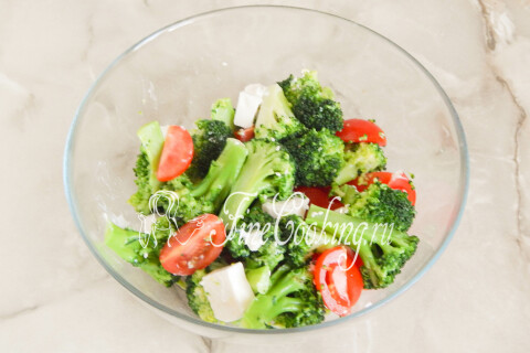 Готовый салат перемешан и посыпан сверху поджаренным кунжутом.