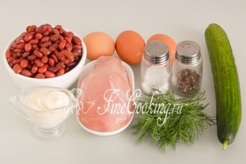 Продукты для салата с фасолью: консервированная фасоль, куриная грудка, огурец и яйца