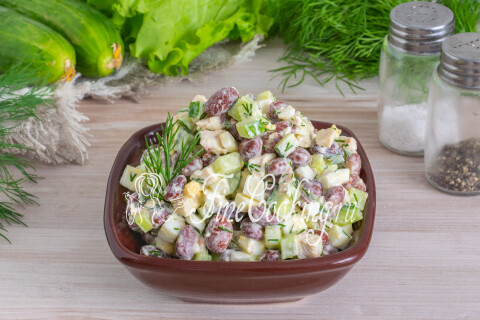 Готовый салат с фасолью и курицей в тарелке