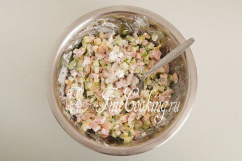 Перемешанный салат с фасолью и ветчиной в миске.