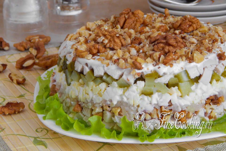 Салат с грецкими орехами и курицей — готовое блюдо