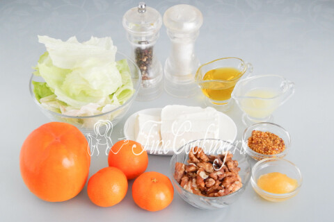 Продукты для салата с хурмой: хурма, мандарины, салат Айсберг, брынза и грецкие орехи