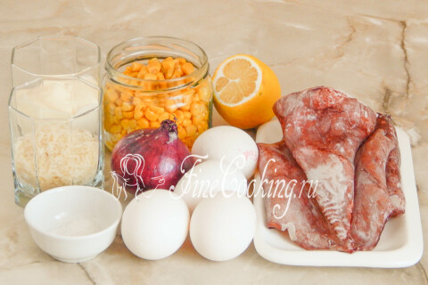 Продукты для салата с кальмарами: кальмар, кукуруза, рис, яйца, лук и майонез
