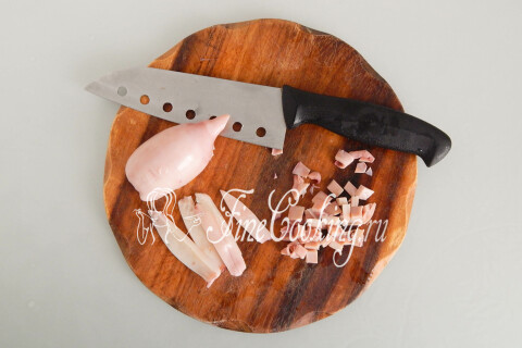 Кальмары, очищенные от кожицы и позвоночника и нарезанные мелким кубиком.