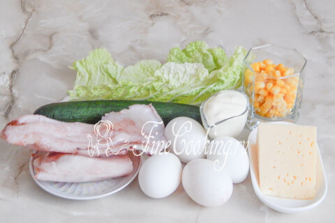 Продукты для салата: кальмары, огурец, яйца, кукуруза и сыр