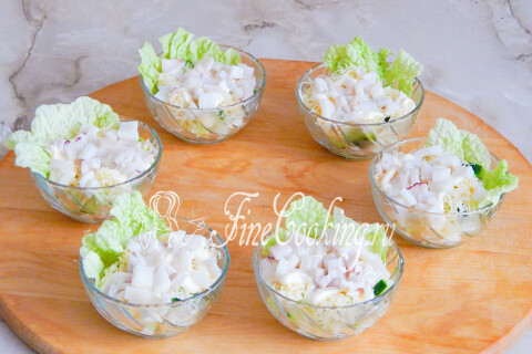 Кусочки кальмара, выложенные слоем и политые соусом