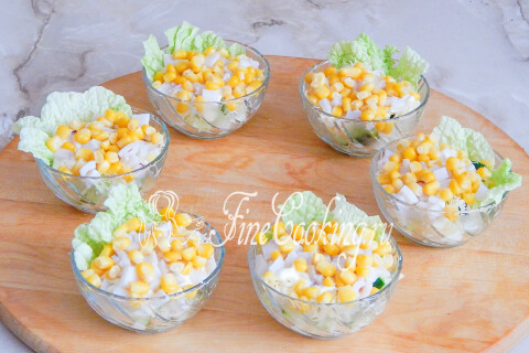 Консервированная кукуруза, выложенная верхним слоем салата
