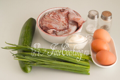 Продукты для салата с кальмарами: кальмары, яйца, огурец, зелёный лук, майонез, соль и перец