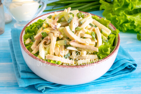 Салат с кальмарами, огурцом и яйцом, поданный сразу после приготовления