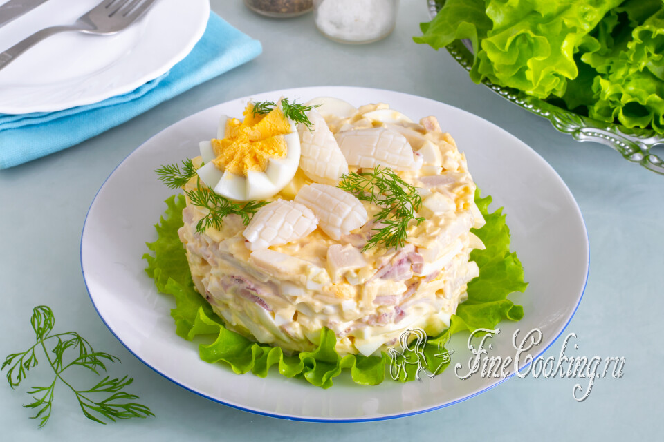 Салат с кальмарами, яйцом и сыром — готовое блюдо