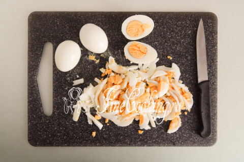 Варёные куриные яйца, очищенные и нарезанные соломкой