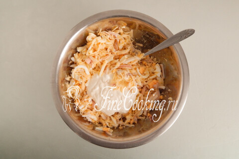Салат с кальмарами, яйцами и сыром, заправленный майонезом с чесноком