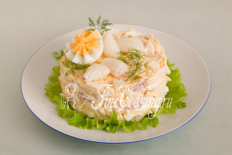 Кулинарное кольцо с салатом, украшенным по вкусу перед подачей