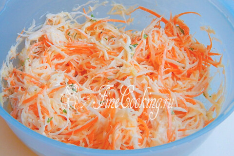 Салат, заправленный сметаной, майонезом и лимонным соком, с петрушкой