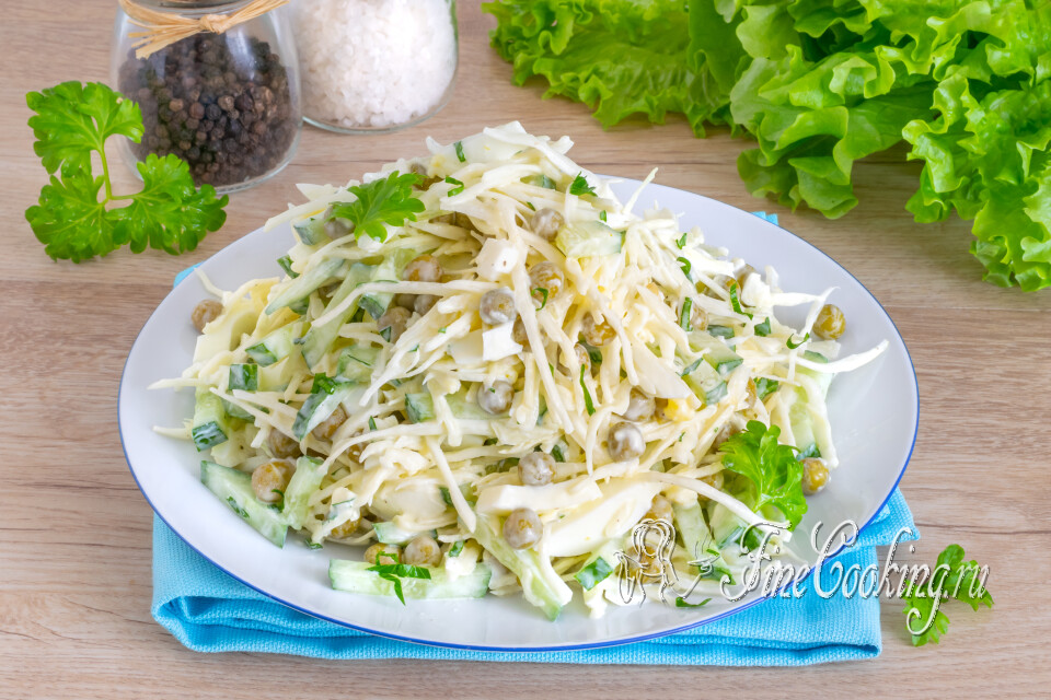 Салат с капустой, горошком, огурцом и яйцами — готовое блюдо