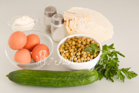 Продукты для салата с капустой: белокочанная капуста, горошек, куриные яйца, огурец и майонез.