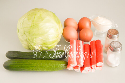 Продукты для салата: белокочанная капуста, крабовые палочки, огурцы, куриные яйца, майонез, соль и перец.