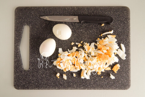 Вареные куриные яйца, очищенные и нарезанные произвольно.
