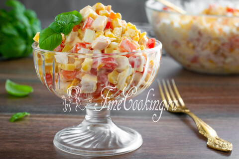 Салат с копчёной курицей и помидорами в порционной тарелке