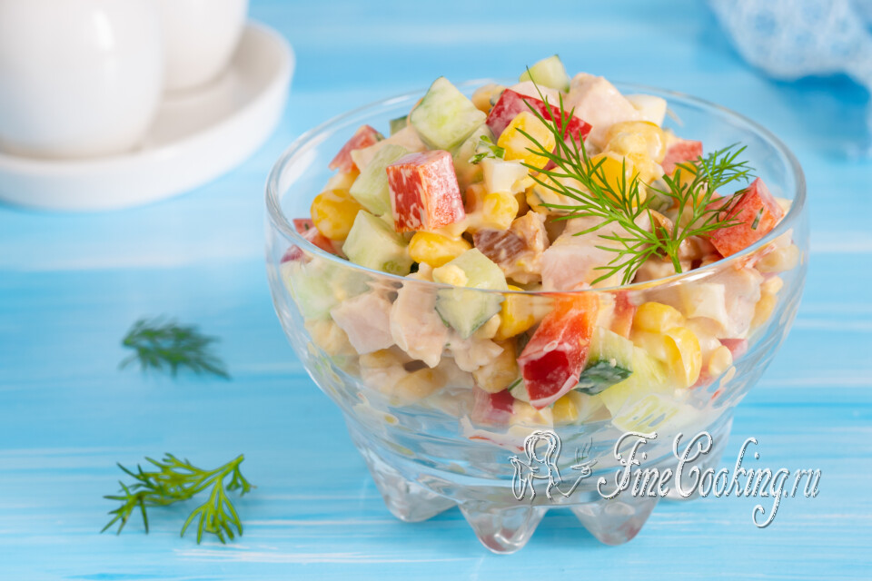 Салат с копченой курицей, кукурузой и огурцом — готовое блюдо