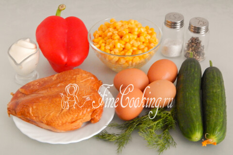 Копчёная курица, огурцы, яйца, кукуруза, сладкий перец, майонез, укроп, соль и перец на столе.
