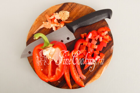 Сладкий перец нарезается небольшими кусочками произвольной формы.
