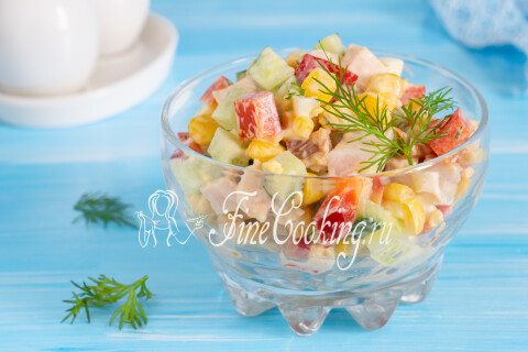 Салат с копчёной курицей, кукурузой и огурцом подан на праздничном столе.