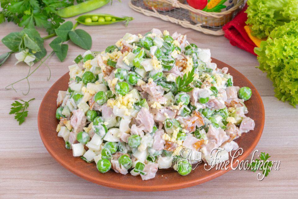 Салат с копченой курицей, горошком, огурцом и яйцами — готовое блюдо