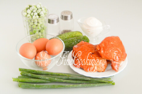 Продукты для салата с копчёной курицей: яйца, огурцы, зелёный горошек, лук-перо и майонез.