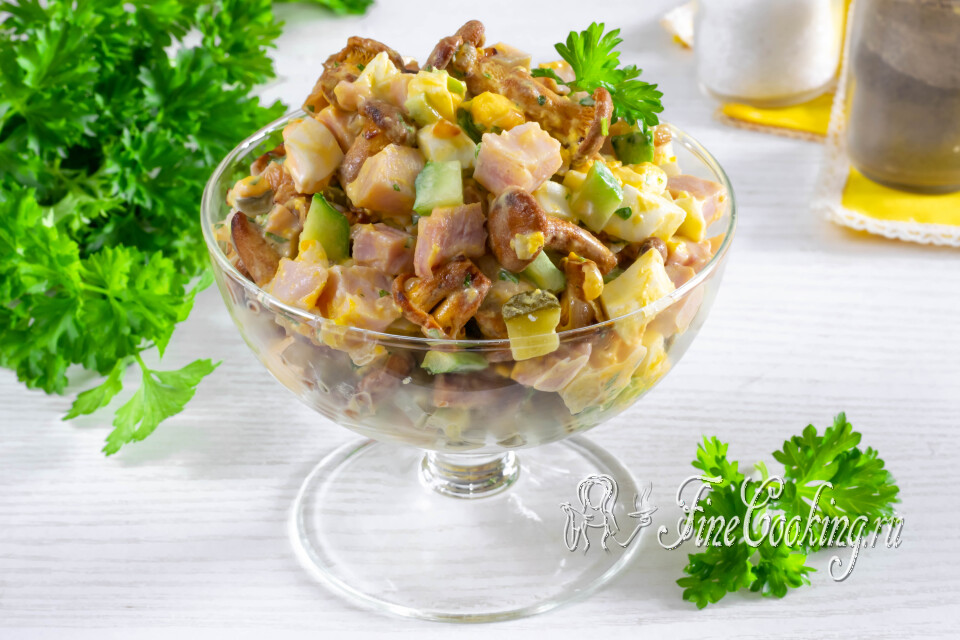 Салат с копченой курицей, грибами и огурцами — готовое блюдо