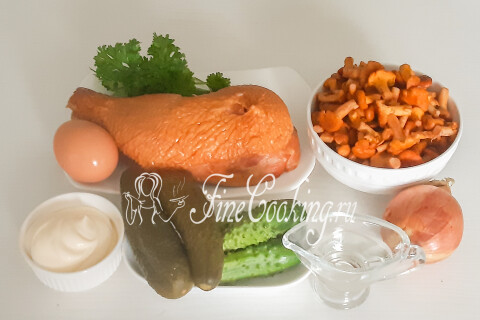 Продукты для салата с копчёной курицей: грибы, маринованные и свежие огурцы, яйца, лук, майонез и петрушка.